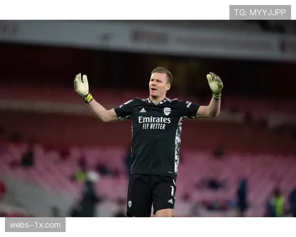 特写:终场哨响,屡失良机的奥巴梅杨低头看向自己传中出界的右路 特写:终场哨响,屡失良机的奥巴梅杨低头看向自己传中出界的右路